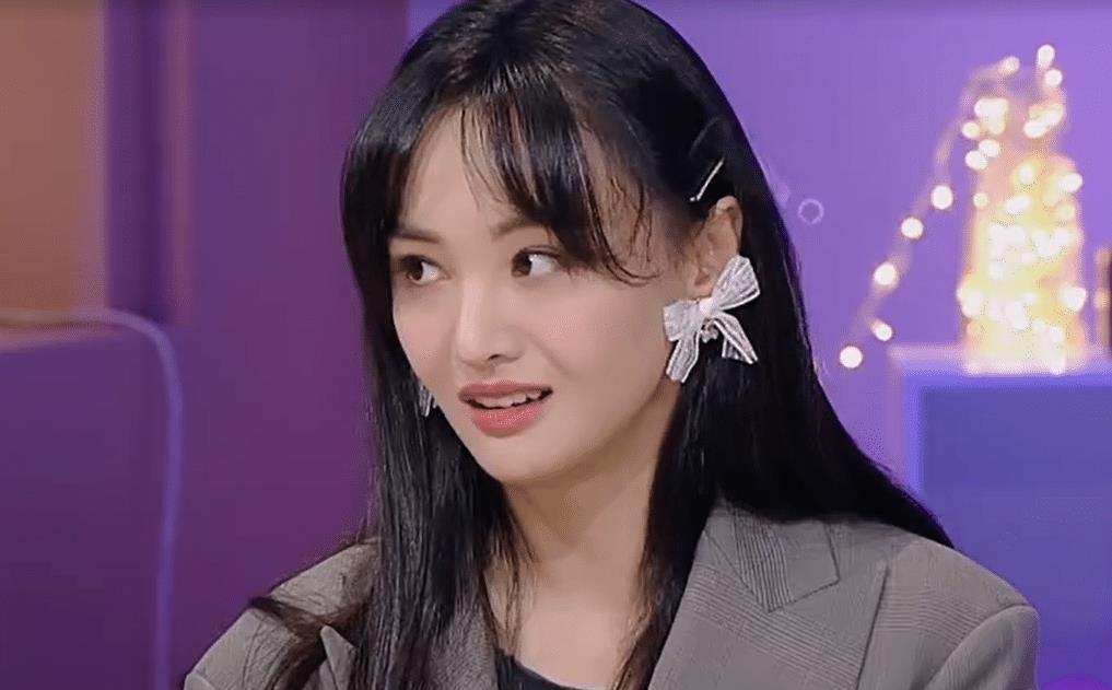 相差|《恋爱》黄圣依和郑爽比美,当镜头放大三倍,两人确定相差八岁?