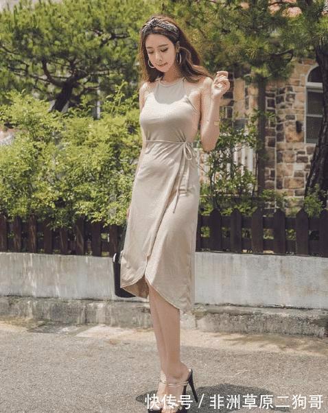 裙子 浅灰色的裙子采用围脖的设计,让人感到非常的时尚