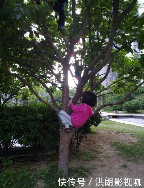 孩子|6岁女儿交给奶奶带,两个月后去接的时候,妈妈着急爸爸笑弯腰