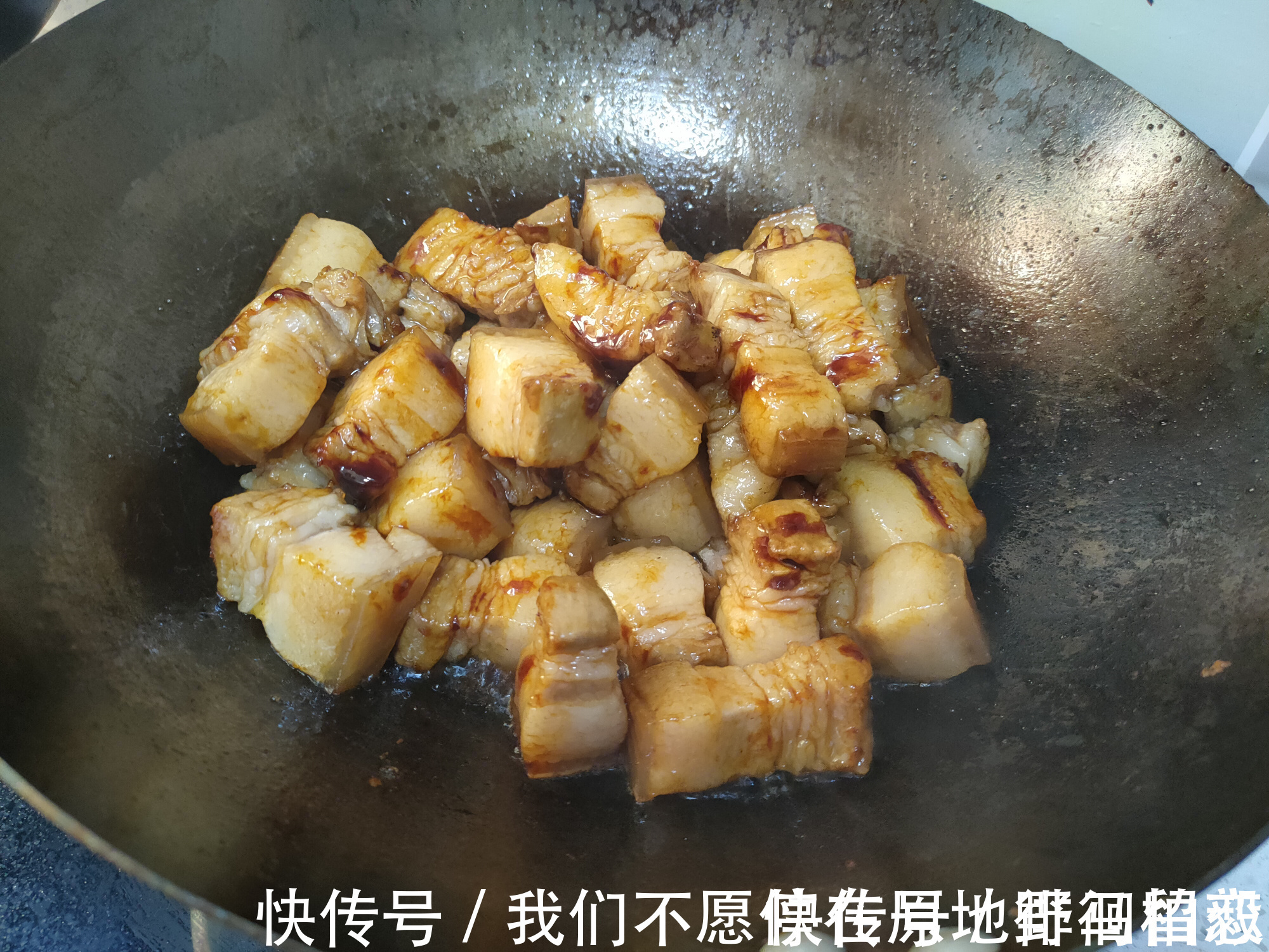 爷爷做了几十年红烧肉,口感软烂香入味,香料只加这四味即可