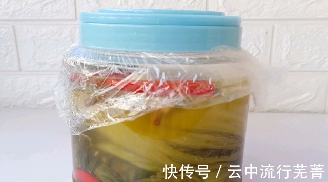 腌酸菜时，难怪腌制出的酸菜不好吃还会腐烂，那是没有多加这一步！