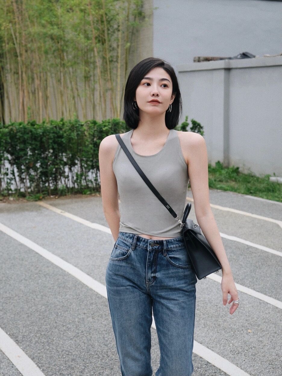 针织开衫|秋天，牛仔裤怎么穿才高级？和针织衫或背心搭配减龄洋气，超好看