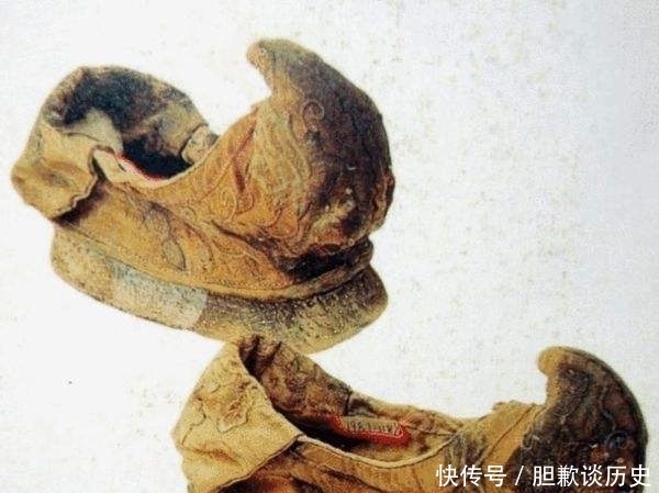我国古代的鞋子为什么鞋头大都上翘?上面体现了古人的智慧