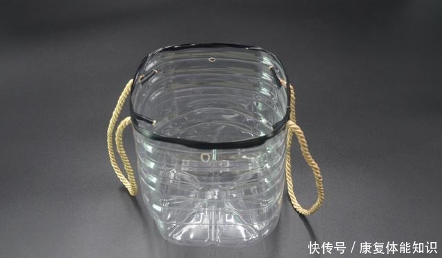 空油桶上穿2根绳子，太聪明了，解决了困扰大家的一大难题，真棒！