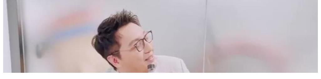 记者|主持人华少变身记者报道台风，在现场淋雨播报，遭到网友调侃降级