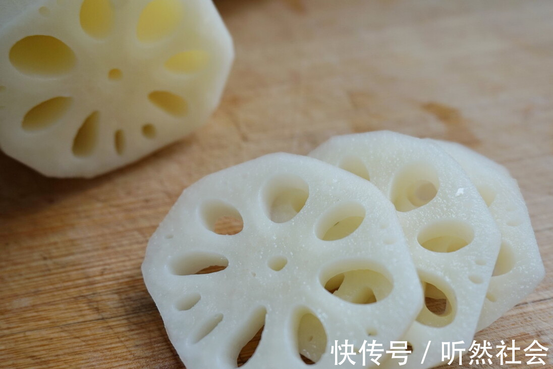 白醋|凉拌藕片,一焯水就发黑教你1个诀窍,藕片白净爽脆,不发黑