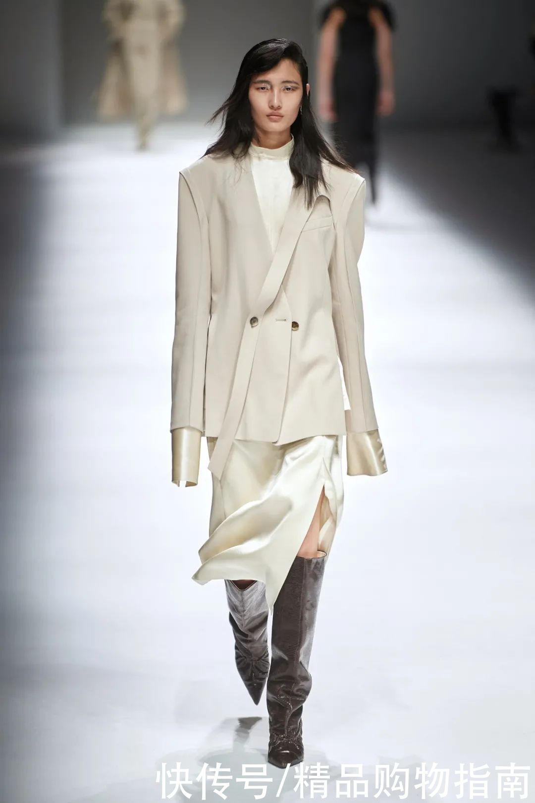 顶流们的阳谋，联手把国潮穿出圈