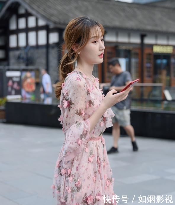 仙女 时尚粉色碎花裙,简单又清新,穿出了“仙女”的感觉