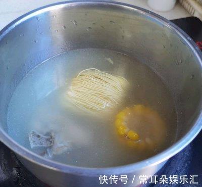 面条|饭店的鲜汤排骨面为什么那么好吃，主要是多了一步