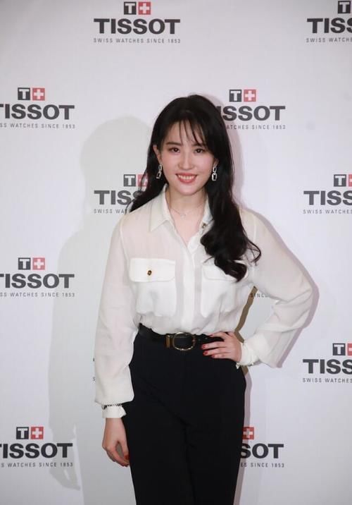大长腿|美女没有骨感身材也照样惊艳,穿白衬衫配阔腿裤,气场不输超模