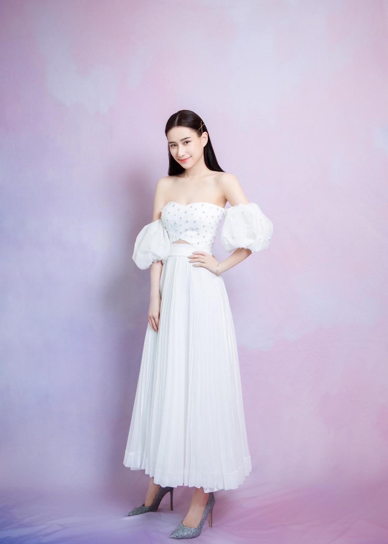 名媛|何超莲不愧是名媛,穿一袭白色流苏裙优雅如天鹅,太有千金气质