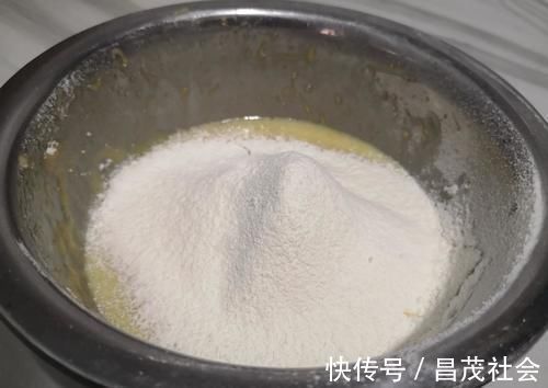 家有烤箱的一定要试试,不用打发,简单搅拌就能做的蛋糕,太香了