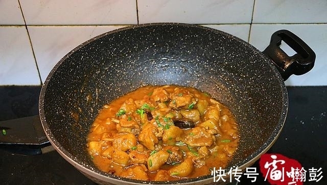 花样|鸡翅别再红烧了,换个花样加它一起烧,喷香下饭,一盘转身就没了