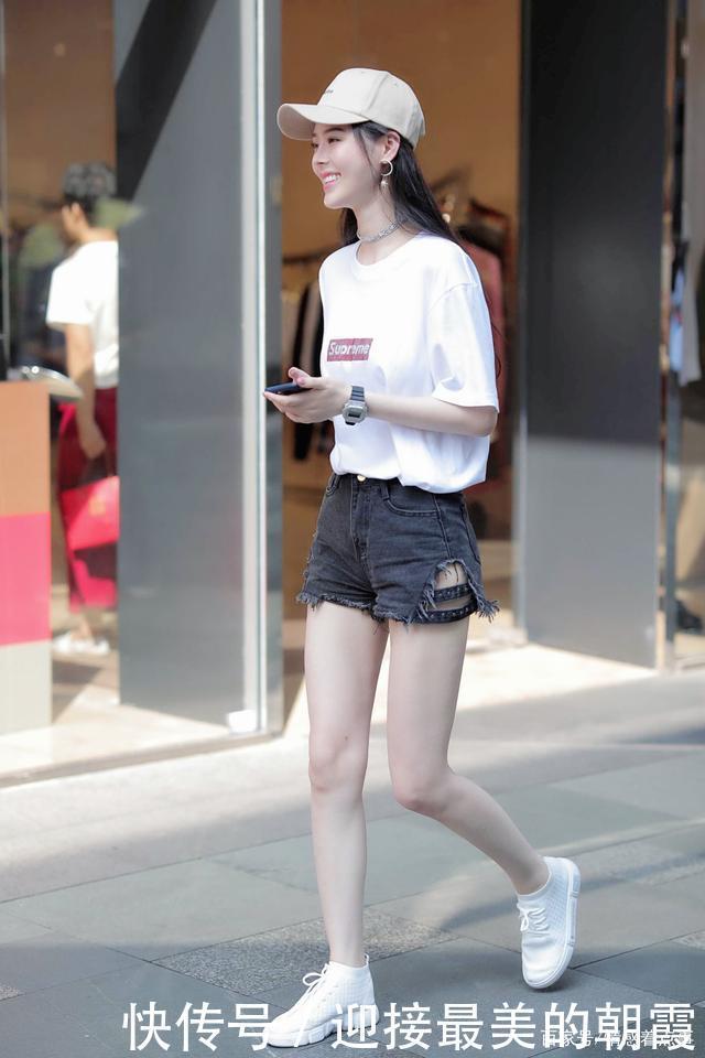 白色上衣搭配灰色牛仔短裤,花色吊带连衣裙搭配凉鞋