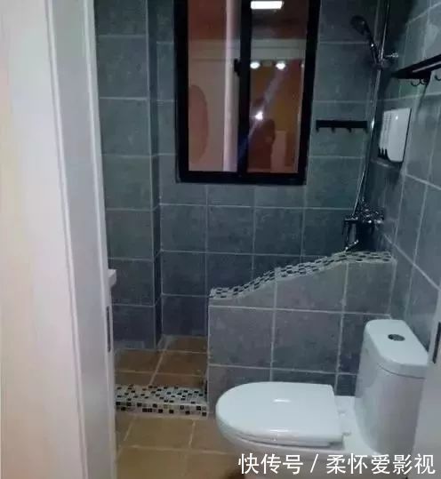 卫生间|老婆不顾家人的反对,卫生间就砌半堵墙,完工后全家都夸她聪明