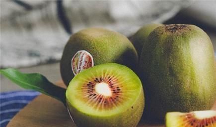 高血压患者|血压高，有几种食物要少吃，再馋也要忍住，吃6果，血压变平稳