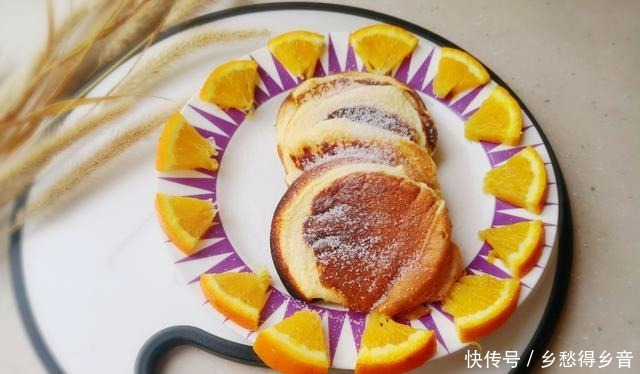 一口平底锅就能搞定的蛋糕,松软细腻不上火,搭配水果和蔬菜真赞