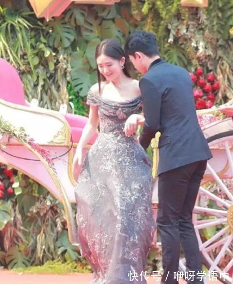 手臂|张杰谢娜不愧是金童玉女,张杰穿西装很绅士,谢娜穿一字裙像公主!