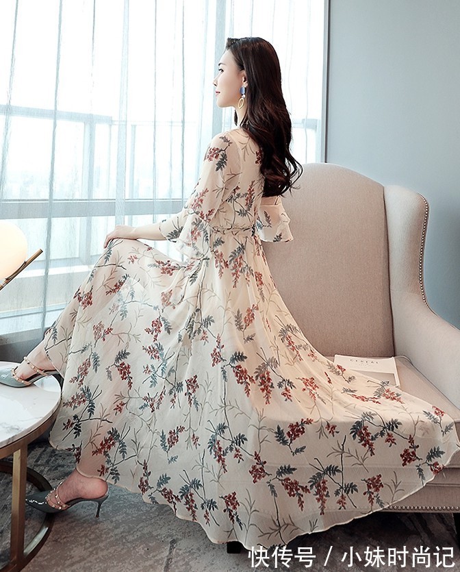 连衣裙|夏季减龄碎花大裙摆的连衣裙,美得无与伦比