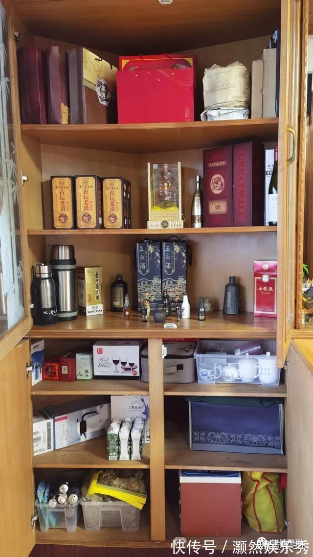 物品|60岁阿姨主动请整理师上门,三床下物品胜过杂物间