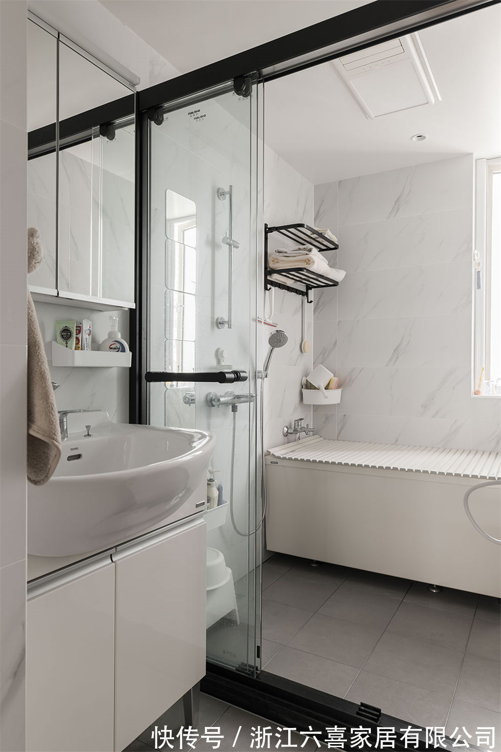 玄关|平面设计师的家｜探索过一切华丽的色彩和线条，回归最质朴的自然栖居世界！