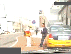 |搞笑GIF: 姜还是老的辣 以后再也不跟老丈人打牌了