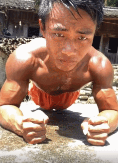 农村|这位从农村里走出来的肌肉男，到底什么水平？