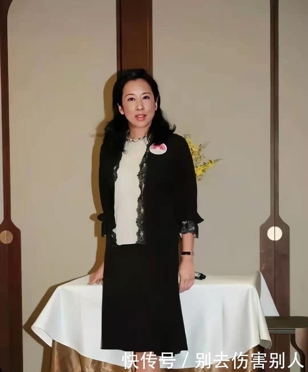 穿搭|朱玲玲私服真好看,海蓝色夹克搭半身裙显优雅,62岁一样有名媛范
