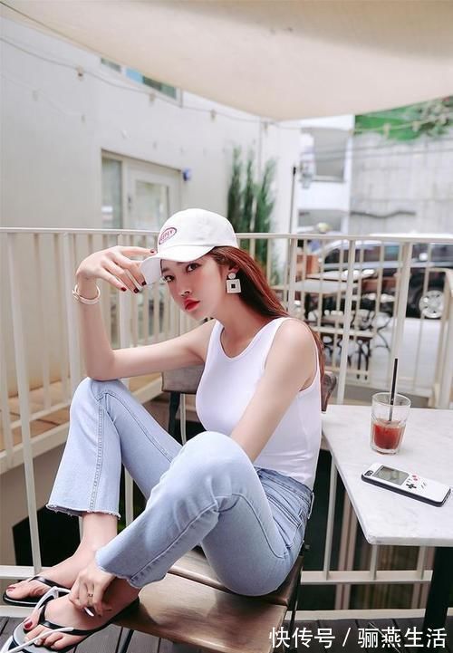 美搭 潮范儿美搭俏皮中带点性感的女生,应该是很多人喜欢的类型吧