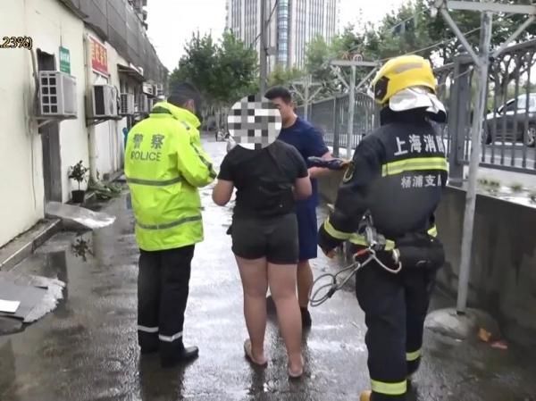 消防|5分钟，民警消防合力救起落水女孩！