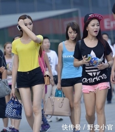 靓丽|街拍:体育馆外遇见的几个美女模特,不仅穿着靓丽,而且气质十足