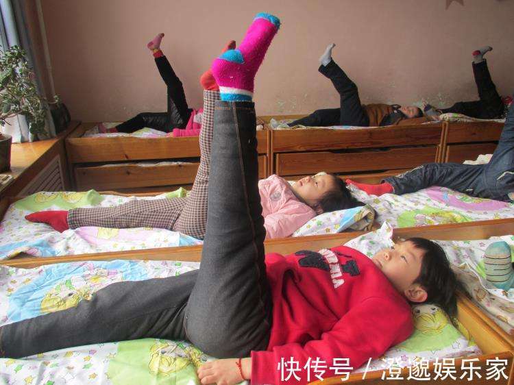 衣服|幼儿园午睡的真实写照,父母都该看看,有些衣服不适合穿去上学