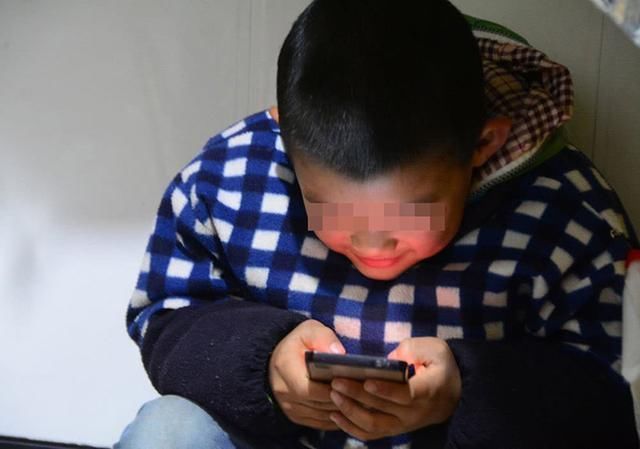 手机|经常玩手机的孩子,身上的这项能力,比不玩手机的孩子,要强太多