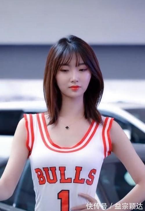 包臀裙 “邻家女孩”气质的车模,打扮青春活力,很有亲和力