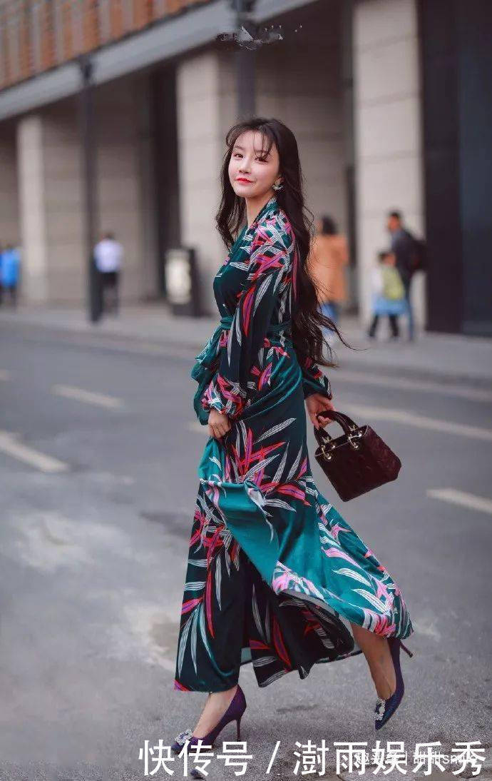 美女一双一字带的高跟凉鞋穿搭在脚上，既舒适又带着清凉