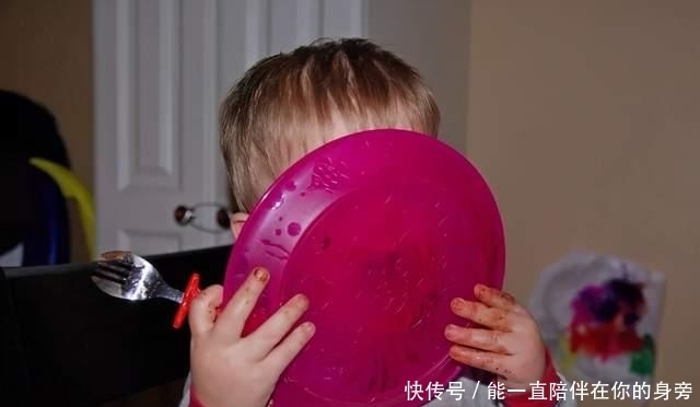 面目狰狞|爷爷给孙子“硬核刷脚”,小孙子全程面目狰狞,网友:足够酸爽