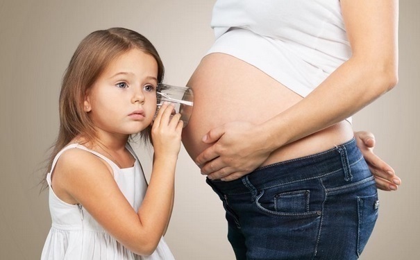 午觉|妹妹睡午觉把被子踢了，哥哥怕妹妹冷裹成“粽子”，网友：萌化了