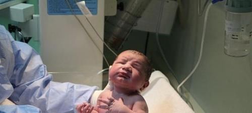 孕晚期|分娩前,先破水还是先见红的区别,关系孕妈和胎儿的体质好坏