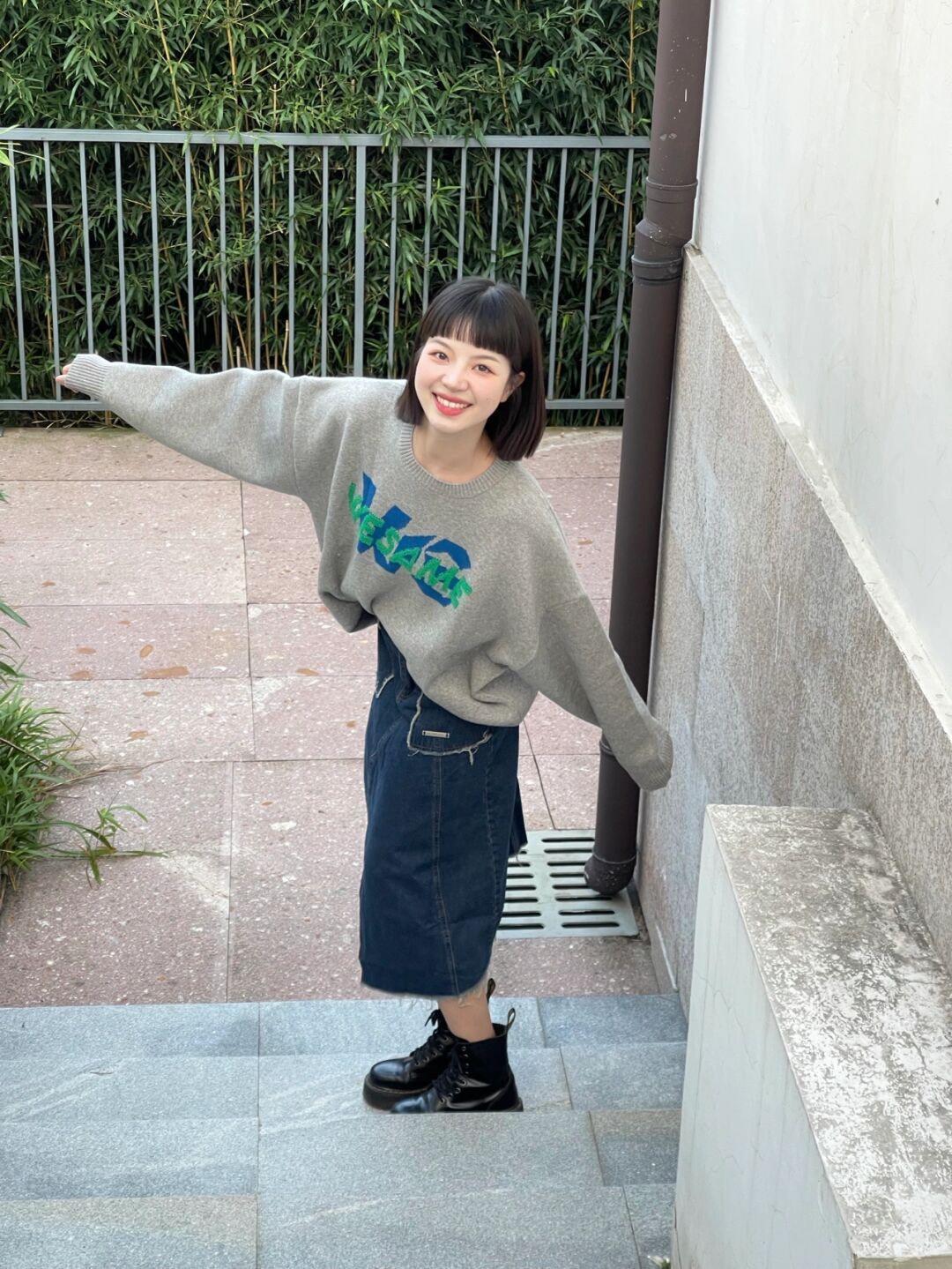 灰色|秋冬,一定要有一件灰色卫衣,搭配牛仔半身裙,简直不要太美