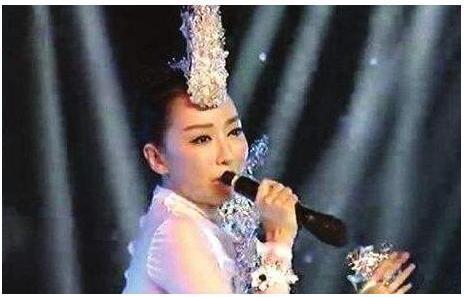 歌手假唱“愈演愈烈”,話(huà)筒拿反不算什么,而他被稱(chēng)“假唱王者”