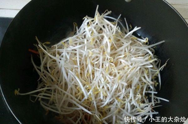 炒豆芽时加点“它”,豆芽更加清脆爽口,没有豆腥味!