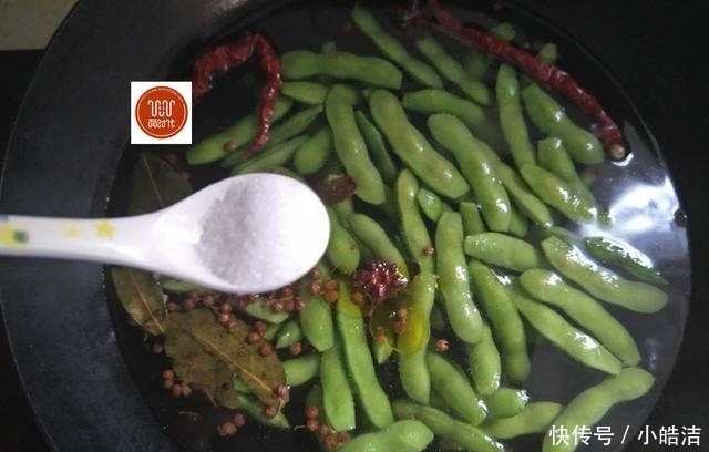 美食生活|教你这样煮毛豆,个个翠绿还入味,比大排档的煮毛豆好吃百倍!