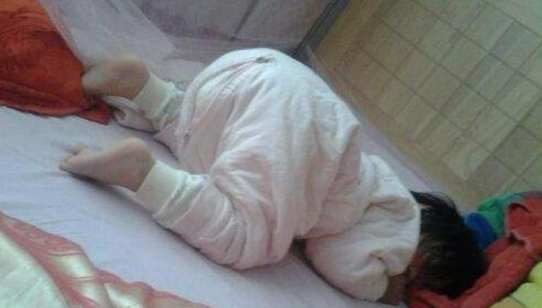 麻花式|3种睡姿影响孩子一生!宝妈及时帮忙纠正,孩子身体棒棒、智力高