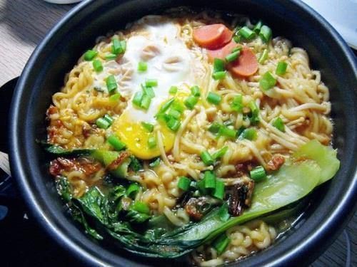 搞错|煮泡面,先放面饼还是先放调料很多人搞错,难怪面条油腻又难吃