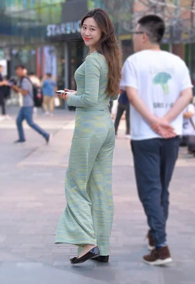 女士|见过世面的中年女士,也要看阔腿裤“脸色”,短裤该说拜拜了