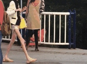 |搞笑GIF:跳舞的美女一般都这么有气质,在说什么我听不到