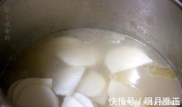 焯水|炖排骨时，有人焯水有人浸泡，方法错了，排骨肉质柴，不香也不鲜