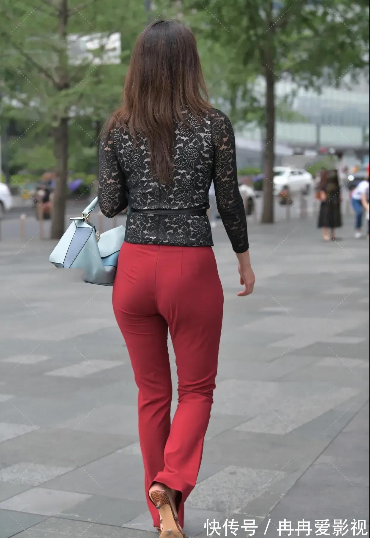 长袖衫 黑色蕾丝长袖衫,配酒红色直筒裤,款式简约又穿着时尚大方