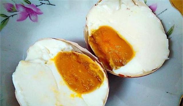 腌鸡蛋时,只会加盐就错了,多加这3步,个个流油又起沙