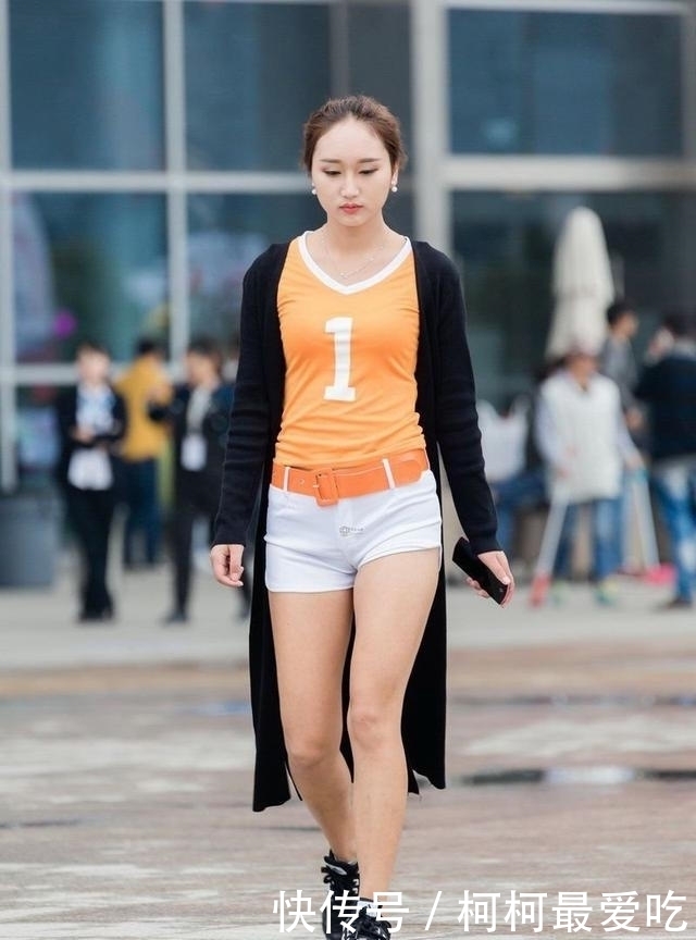 街拍女神：白色T恤搭配牛热裤，给人清纯如水的感觉